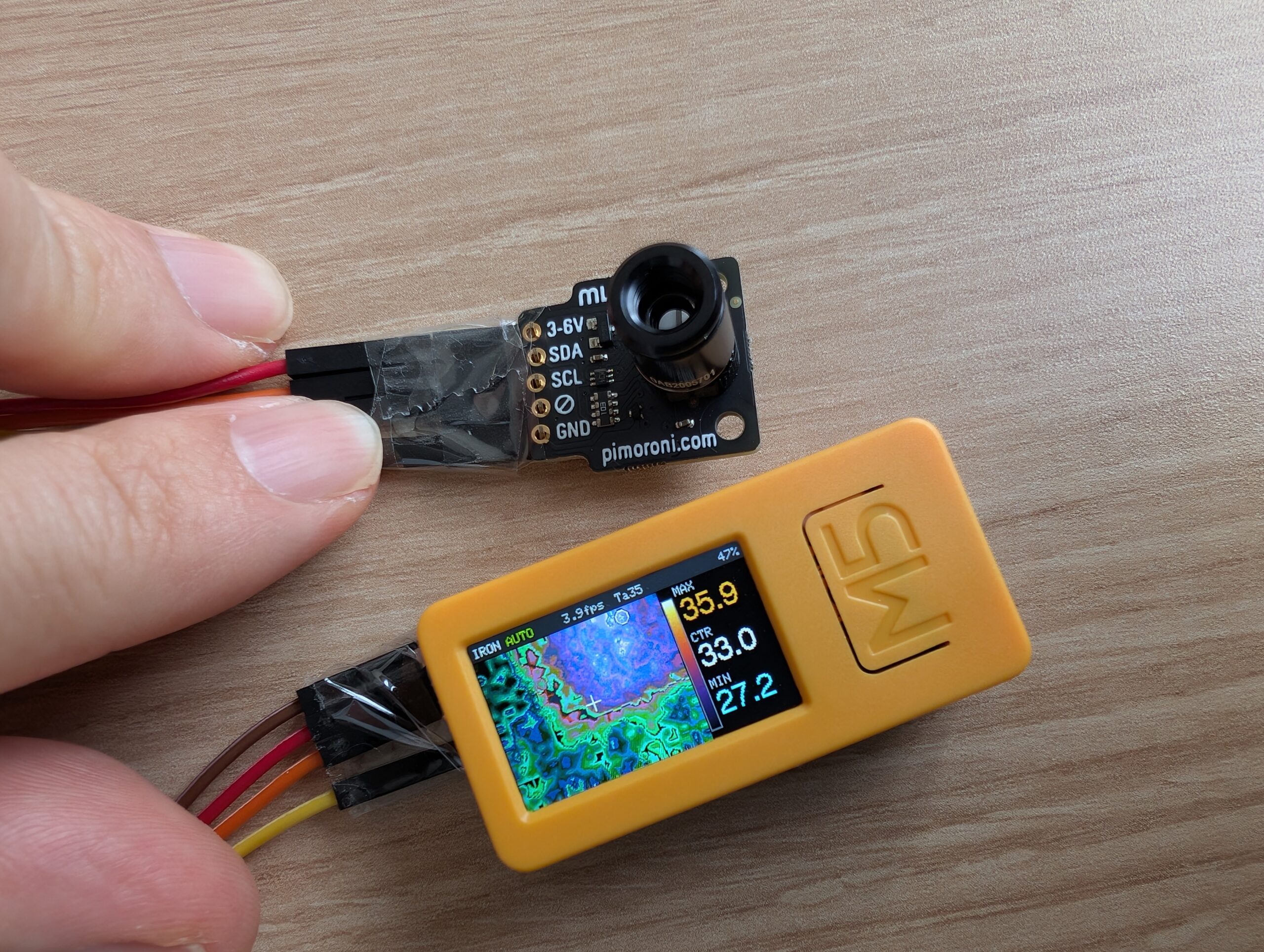 M5Stickとサーマルカメラの実物写真。配線で接続し、画面に熱画像を表示している。