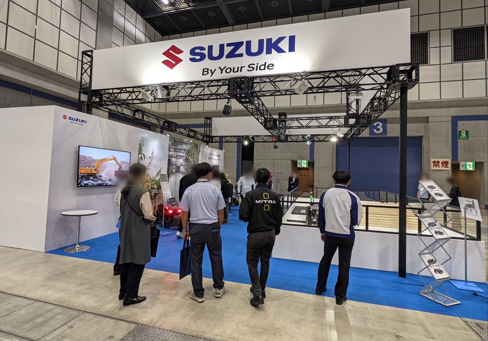 スズキのブース。来場者が試走路のデモを見ている